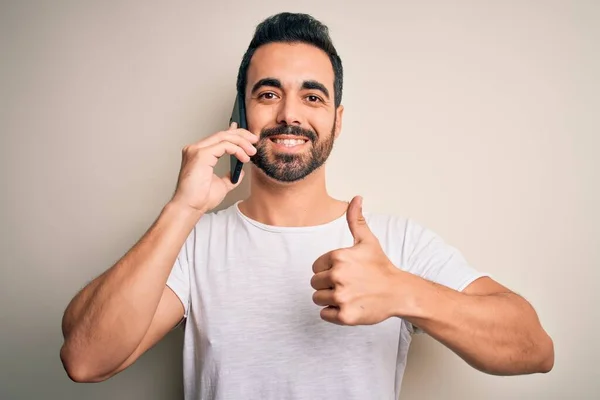 Joven Hombre Guapo Con Barba Tener Conversación Hablando Teléfono Inteligente —  Fotos de Stock