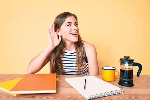 Mulher Branca Jovem Bonita Sentada Mesa Stuying Para Universidade Sorrindo — Fotografia de Stock