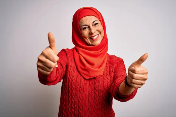 Brünette Frau Mittleren Alters Die Einen Traditionellen Muslimischen Hijab Über — Stockfoto