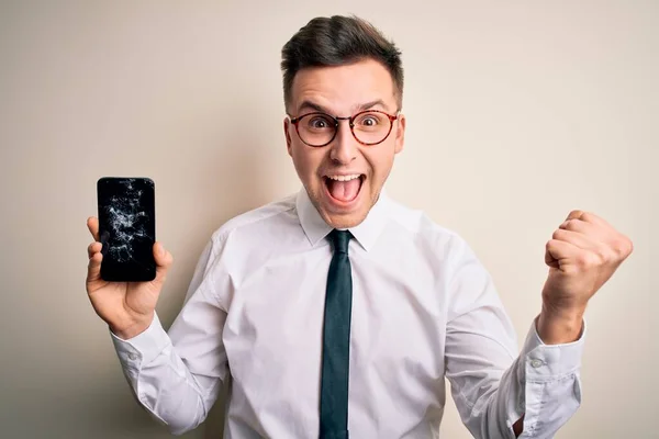Młody Przystojny Biały Mężczyzna Trzyma Smartfon Zepsutym Ekranem Odizolowanym Tle — Zdjęcie stockowe