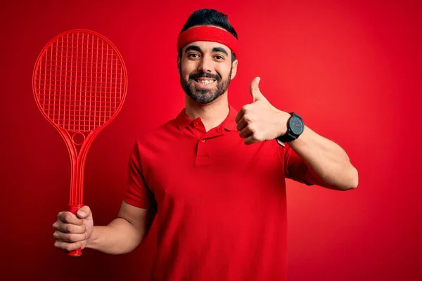 Jovem Desportista Bonito Com Barba Jogando Tênis Usando Raquete Sobre — Fotografia de Stock