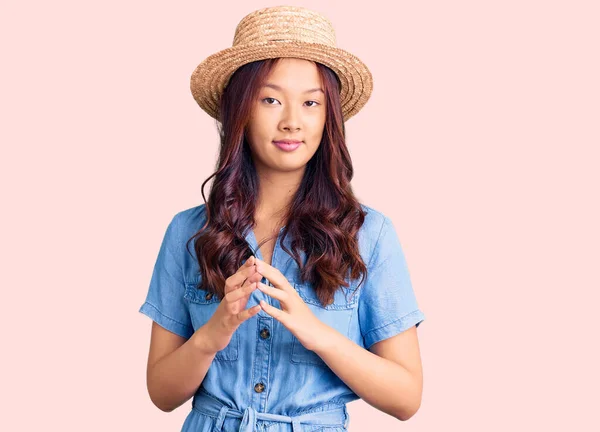 Jong Mooi Chinees Meisje Dragen Zomer Hoed Handen Samen Vingers — Stockfoto