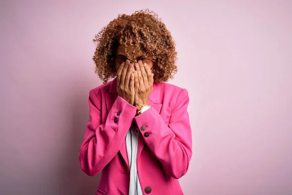 Mladá Afro Americká Obchodnice Brýlemi Stojící Nad Růžovým Pozadím Mající — Stock fotografie