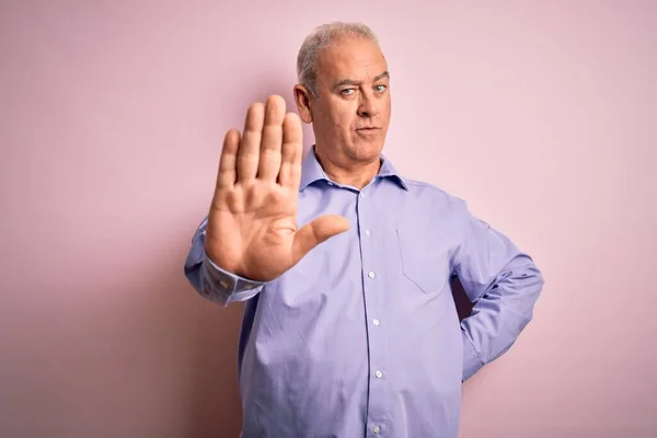 Ein Gutaussehender Mann Mittleren Alters Lässigem Hemd Steht Vor Rosa — Stockfoto