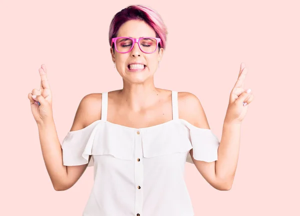 Young Beautiful Woman Pink Hair Wearing Casual Clothes Glasses Gesturing — Stock Photo, Image