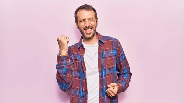 Young Handsome Man Wearing Casual Clothes Celebrating Surprised Amazed Success — Stock Photo, Image