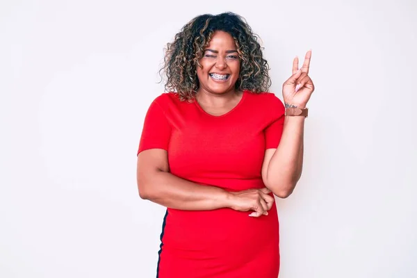 Jonge Afro Amerikaanse Size Vrouw Draagt Casual Kleding Glimlachend Met — Stockfoto