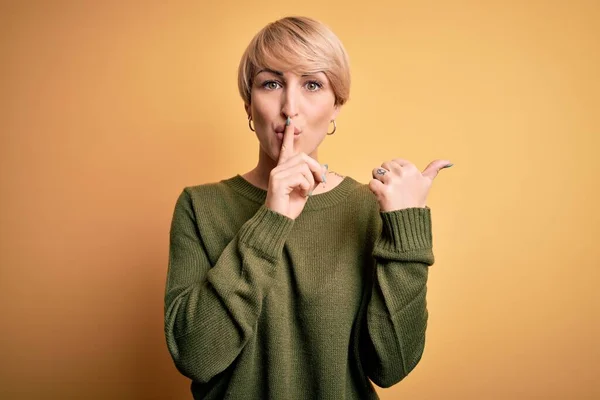 Junge Blonde Frau Mit Modernen Kurzen Haaren Trägt Lässigen Pullover — Stockfoto