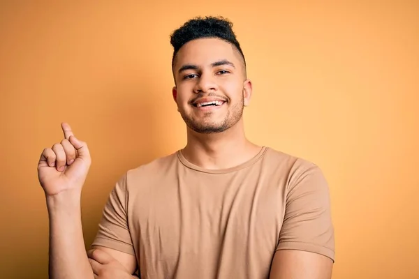 Junger Gutaussehender Mann Lässigem Shirt Vor Isoliertem Gelben Hintergrund Mit — Stockfoto