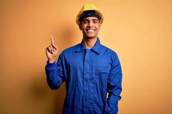 Jonge Knappe Afro Amerikaanse Arbeider Blauw Uniform Veiligheidshelm Met Een — Stockfoto