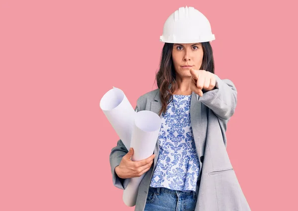 Jong Mooi Brunette Vrouw Dragen Architect Hardhat Houden Blauwdruk Wijzen — Stockfoto