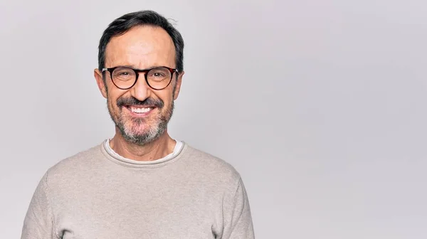 Hombre Guapo Mediana Edad Con Suéter Casual Gafas Sobre Fondo — Foto de Stock