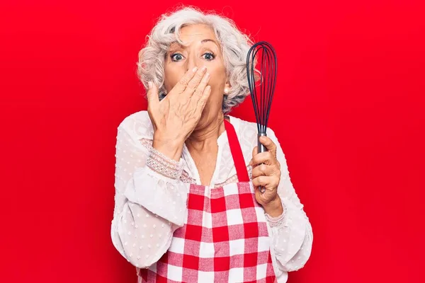 Ältere Grauhaarige Frau Mit Schürze Hält Schneebesen Die Den Mund — Stockfoto