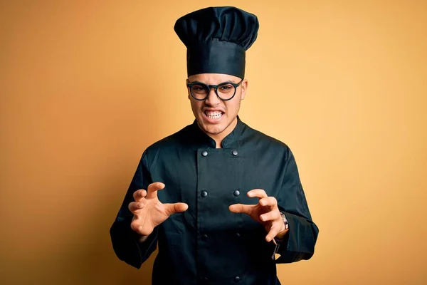 Jovem Chef Brasileiro Vestindo Uniforme Fogão Chapéu Sobre Fundo Amarelo — Fotografia de Stock