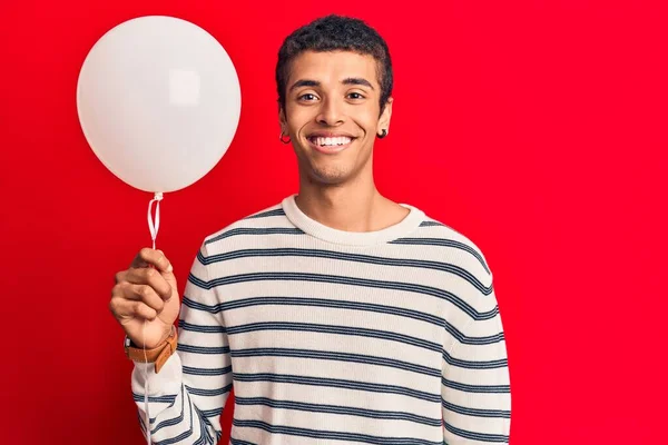 Ung Afrikansk Amercian Man Håller Ballong Ser Positiv Och Glad — Stockfoto