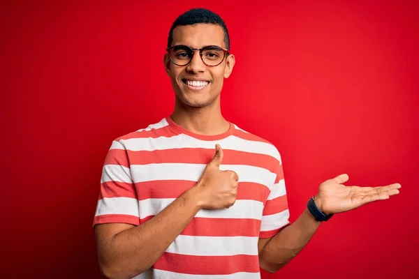 Jonge Knappe Afro Amerikaanse Man Draagt Casual Gestreepte Shirt Bril — Stockfoto