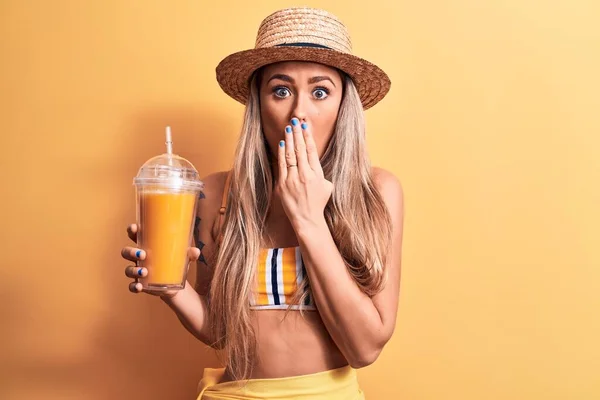 Vacker Kvinna Bär Bikini Och Hatt Dricka Hälsosam Apelsinjuice Över — Stockfoto