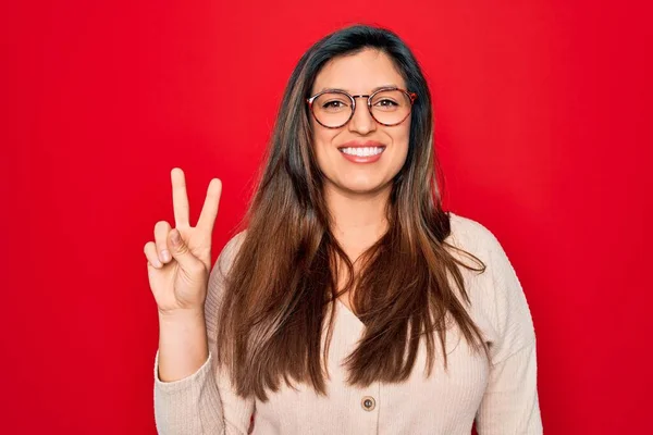 Mladá Hispánská Chytrá Žena Nosí Brýle Stojící Nad Červeným Izolovaným — Stock fotografie