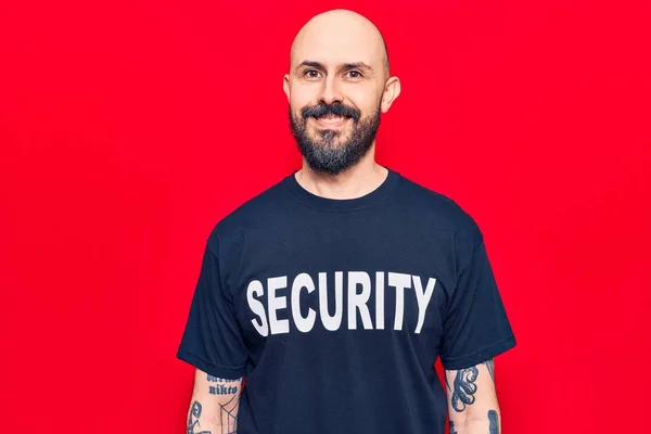 Güvenlik Tişörtü Giyen Genç Yakışıklı Adam Pozitif Mutlu Görünüyor Kendine — Stok fotoğraf