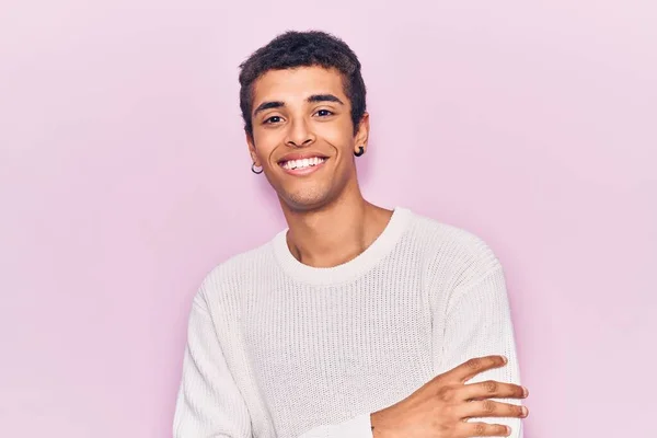 Jovem Americano Africano Vestindo Roupas Casuais Rosto Feliz Sorrindo Com — Fotografia de Stock