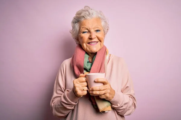 Senior Hermosa Mujer Pelo Gris Beber Taza Café Sobre Fondo —  Fotos de Stock