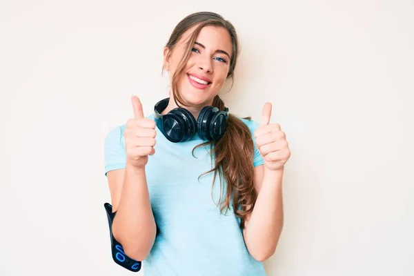 Mooie Jonge Blanke Vrouw Draagt Sportkleding Gebruikt Een Koptelefoon Die — Stockfoto