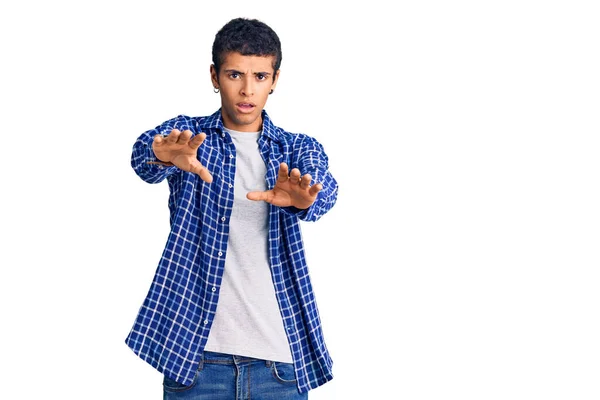 Joven Hombre Amerciano Africano Usando Ropa Casual Haciendo Gesto Stop —  Fotos de Stock