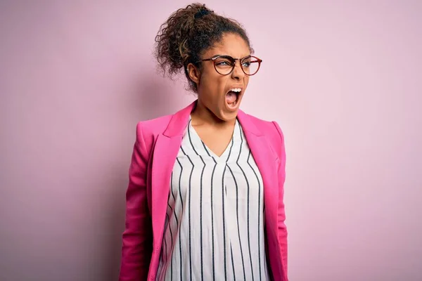 Hermosa Mujer Negocios Afroamericana Con Chaqueta Gafas Sobre Fondo Rosa — Foto de Stock