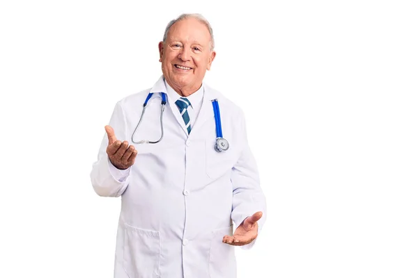 Senior Knappe Grijsharige Man Met Doktersjas Stethoscoop Lachend Vrolijk Met — Stockfoto