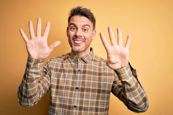 Giovane Bell Uomo Che Indossa Camicia Casual Piedi Sopra Isolato — Foto Stock