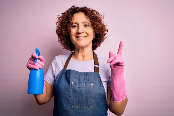 Média Idade Cabelo Encaracolado Mulher Limpeza Fazendo Tarefas Domésticas Usando — Fotografia de Stock