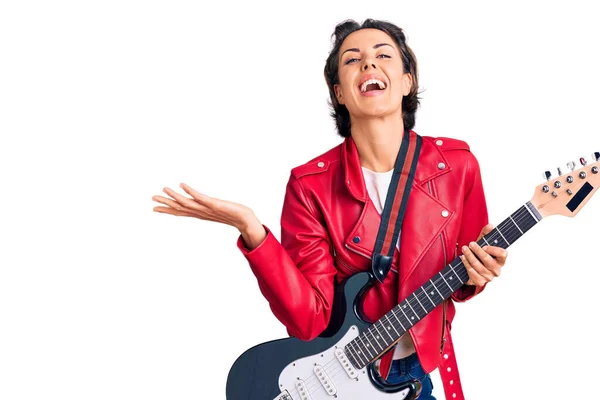 Junge Schöne Frau Mit Gitarre Feiert Sieg Mit Glücklichem Lächeln — Stockfoto