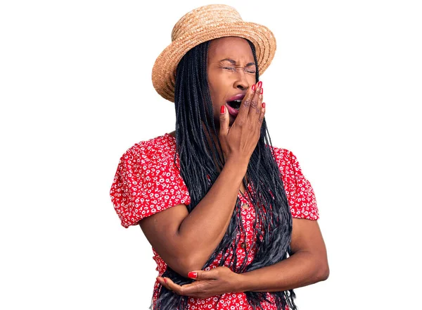 Yazlık Şapka Takan Afro Amerikalı Genç Bir Kadın Ağzıyla Ağzını — Stok fotoğraf