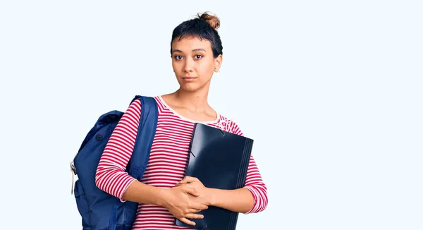 Jovem Mulher Vestindo Mochila Estudante Segurando Aglutinante Pensamento Atitude Expressão — Fotografia de Stock