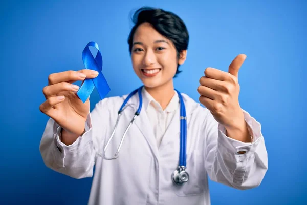 Mladý Krásný Asijské Lékař Dívka Sobě Stetoskop Kabát Drží Modrá — Stock fotografie