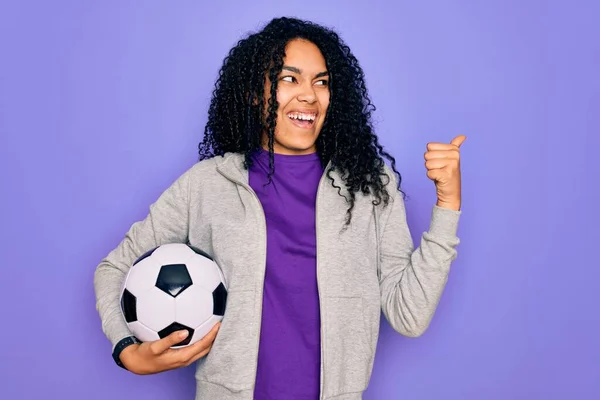 Afro Americano Rizado Jugador Mujer Jugando Fútbol Celebración Fútbol Bal —  Fotos de Stock