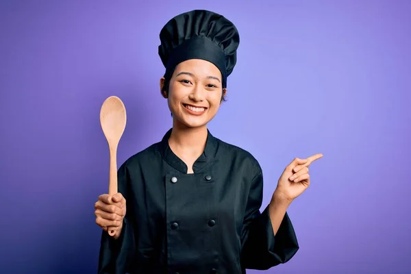 Joven Hermosa Mujer Chef China Con Uniforme Cocina Sombrero Sosteniendo —  Fotos de Stock