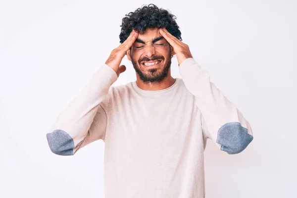 Schöner Junger Mann Mit Lockigem Haar Und Bär Lässigem Winterpullover — Stockfoto