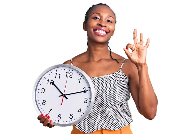 Joven Mujer Afroamericana Sosteniendo Gran Reloj Haciendo Signo Con Los —  Fotos de Stock