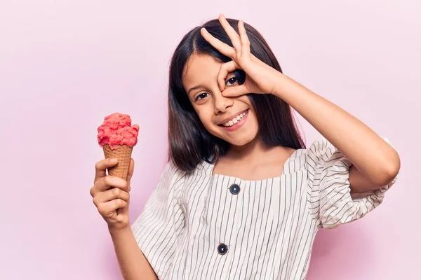 아름다운 소녀가 아이스크림을 미소짓고 있어요 손으로 손가락을 괜찮은 사인을 있어요 — 스톡 사진