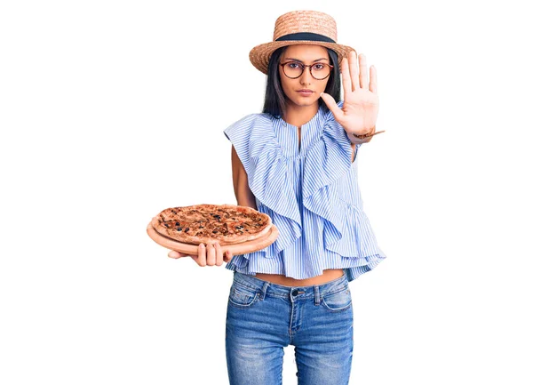Młoda Piękna Latynoska Dziewczyna Nosi Letni Kapelusz Okulary Trzymając Pizzę — Zdjęcie stockowe
