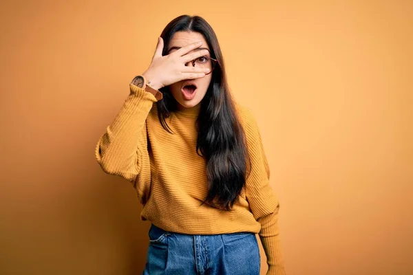 Jonge Brunette Vrouw Dragen Bril Casual Trui Geel Geïsoleerde Achtergrond — Stockfoto