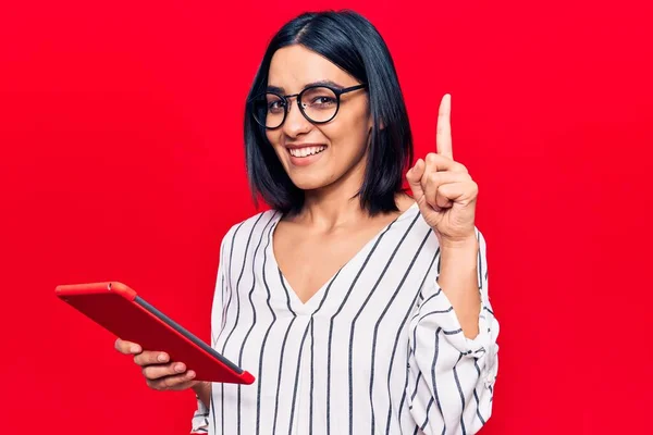 Young Beautiful Latin Woman Holding Touchpad Surprised Idea Question Pointing — Stock Photo, Image