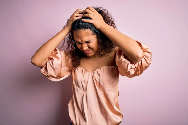Kıvırcık Saçlı Genç Bir Kadın Pembe Arka Planda Dikiliyor Ağrı — Stok fotoğraf