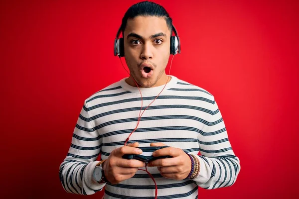 Νεαρός Βραζιλιάνος Gamer Man Που Παίζει Βιντεοπαιχνίδι Χρησιμοποιώντας Joystick Και — Φωτογραφία Αρχείου