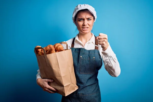 Joven Hermosa Panadera Con Ojos Azules Usando Delantal Sosteniendo Bolsa — Foto de Stock