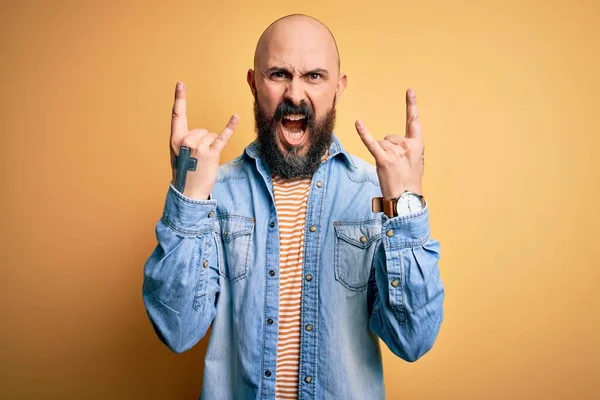 Hombre Calvo Guapo Con Barba Con Chaqueta Vaquera Casual Camiseta —  Fotos de Stock