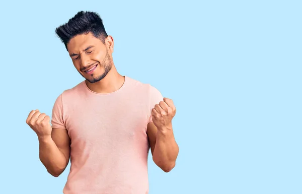 Bonito Jovem Latino Americano Vestindo Roupas Casuais Muito Feliz Animado — Fotografia de Stock