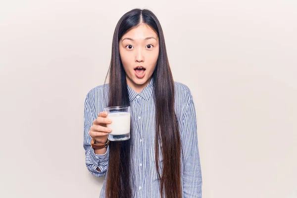 Νεαρή Όμορφη Κινέζα Γυναίκα Πίνει Ένα Ποτήρι Γάλα Φοβισμένη Και — Φωτογραφία Αρχείου