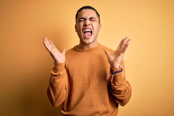 Jonge Braziliaanse Man Met Casual Trui Geïsoleerde Gele Achtergrond Die — Stockfoto